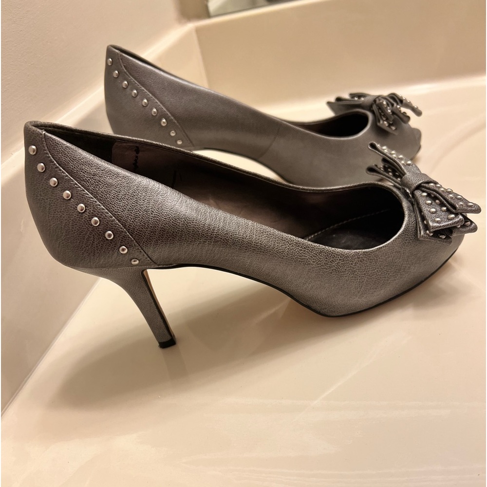 Vince Camuto grayish silver pumps size 7.5